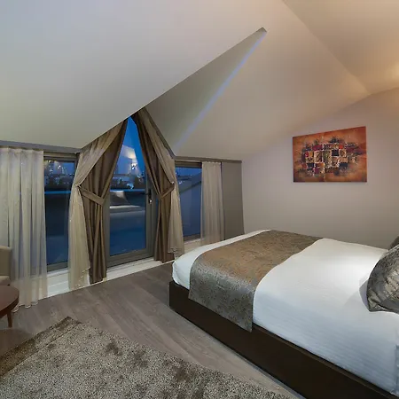 The Clock Hotel 2*